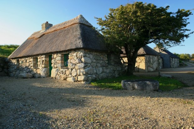 Il borgo seicentesco di Cnoc Suain a protezione della cultura tradizionale irlandese