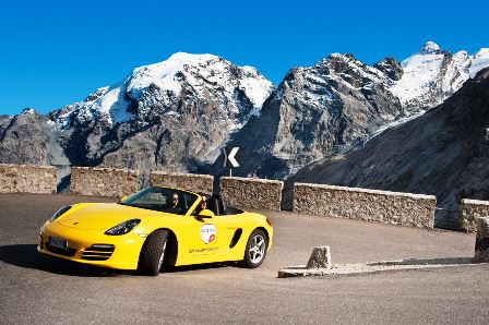 Vacanza all’insegna della Dolce Vita in Porsche. In giro tra le Dolomiti come i VIP