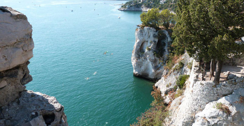 Friuli Venezia Giulia: in spiaggia fra le montagne allo stabilimento balneare nauticave, sulle rive del lago di Raibl