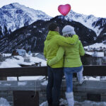 A Courmayeur per San Valentino il Monte Bianco si accende di passione