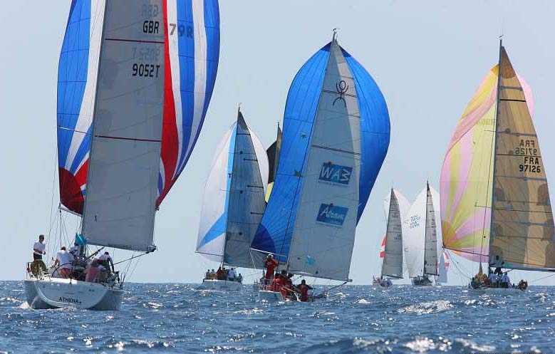 Il classico appuntamento di vela "Antigua Sailing Week" è organizzato sull'isola dal 26 aprile al 6 maggio