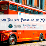 Neiade e John Peter Sloan School sul London Bus per imparare l'inglese con i personaggi delle fiabe