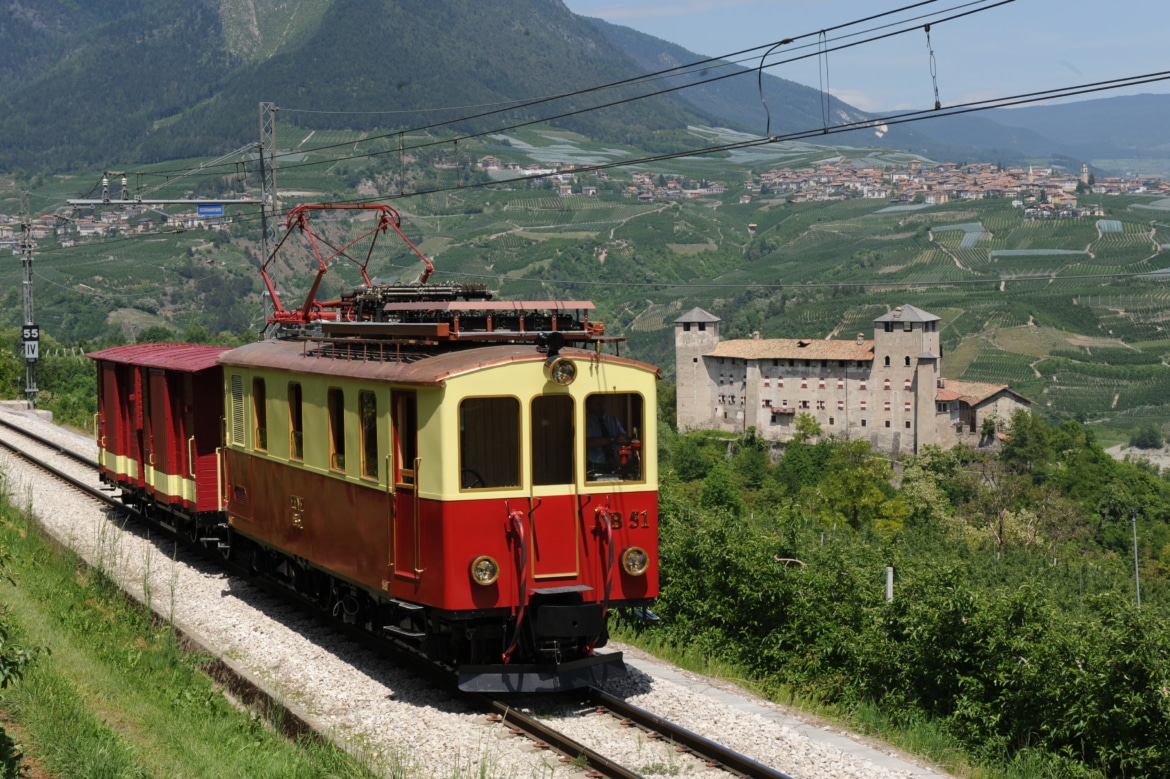 Trenino dei Castelli vintage, un viaggio alla scoperta di castelli ed eccellenze gastronomiche di Val di Non e Val di Sole