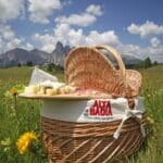 In Val Badia si pranza in rifugio ma sui prati