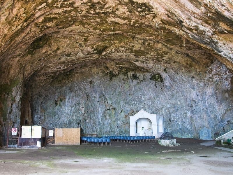 Il Santuario della Madonna della Grotta nei pressi di Praia a mare attira molti pellegrini