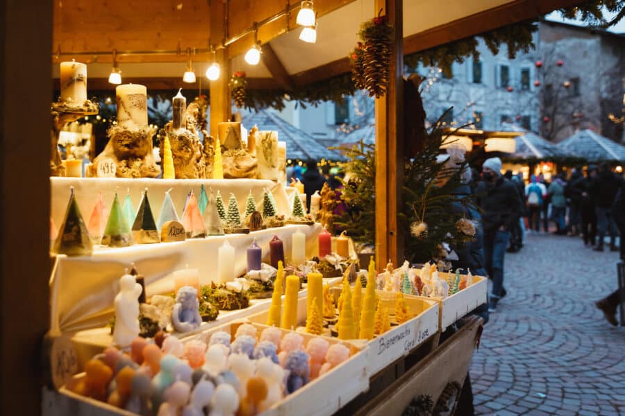 Bressanone risplende a Natale tra mercatini, luci e gastronomia