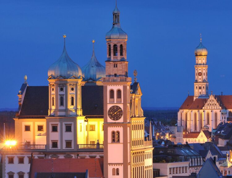 Augsburg, una delle città più antiche della Germania fondata dai romani, è celebre per il suo patrimonio architettonico rinascimentale
