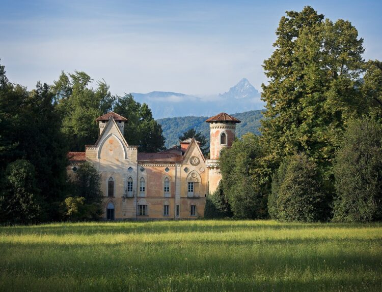 Al Castello di Miradolo Estate al Parco, tra incontri, sedute di yoga