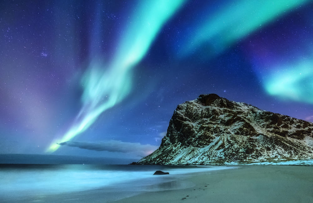 Esplora Islanda e Norvegia in autunno per ammirare l'aurora boreale. Scopri i migliori luoghi e consigli pratici per un viaggio magico