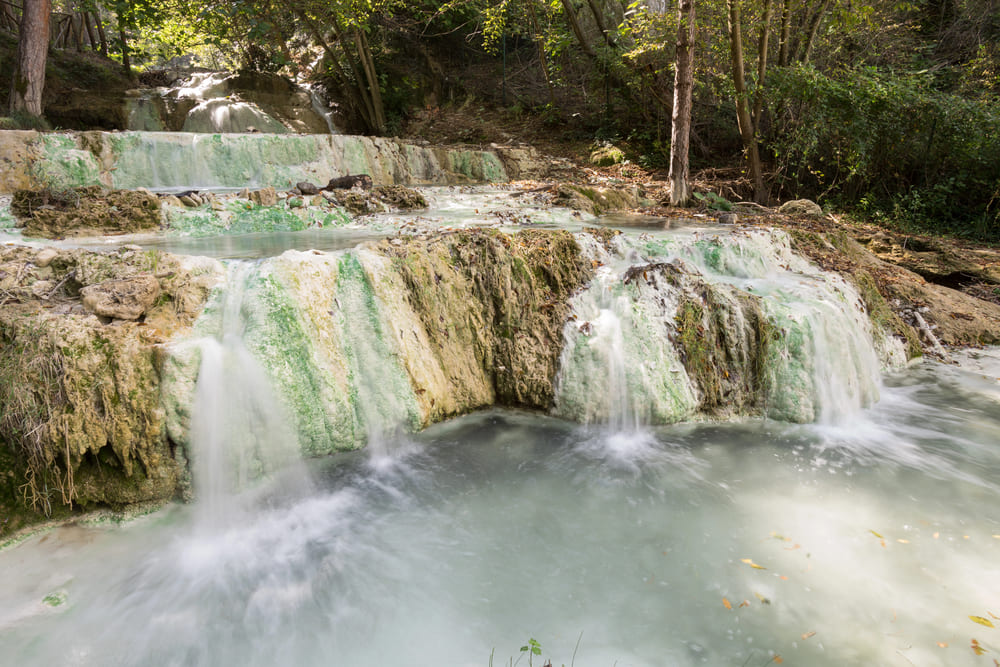Piscine naturali e formazioni calcaree delle terme di Bagni San Filippo, un luogo ideale per scoprire le terme in Italia in autunno