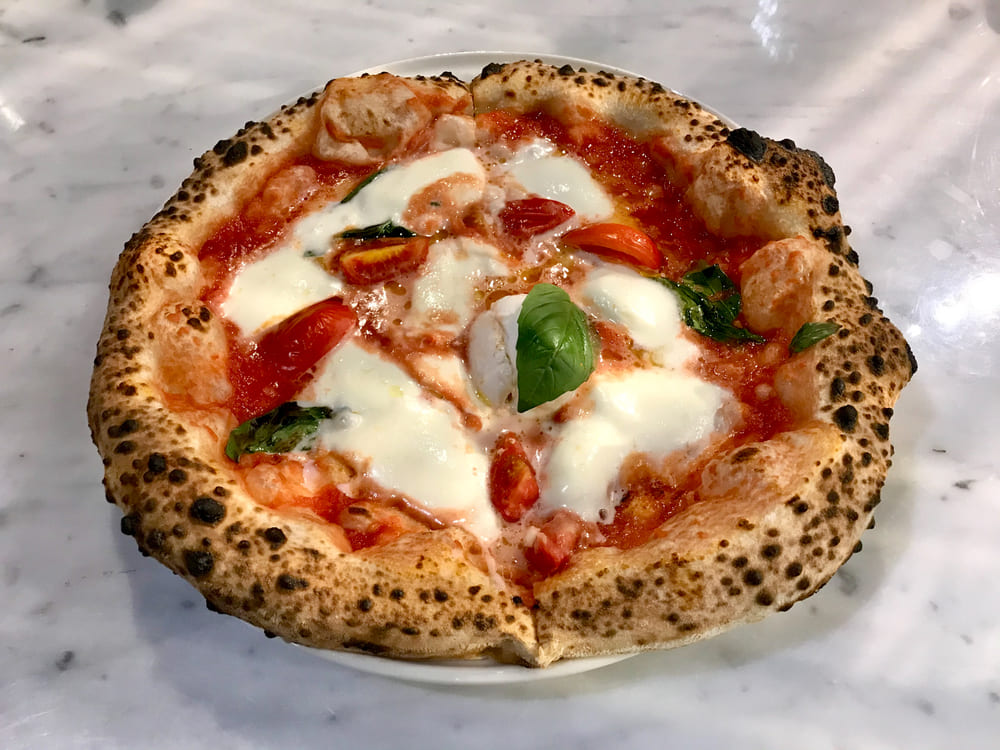 Vivi Napoli in un giorno: arte, storia e sapori unici. Dalla magia di Spaccanapoli al lungomare, scopri il fascino senza tempo della città