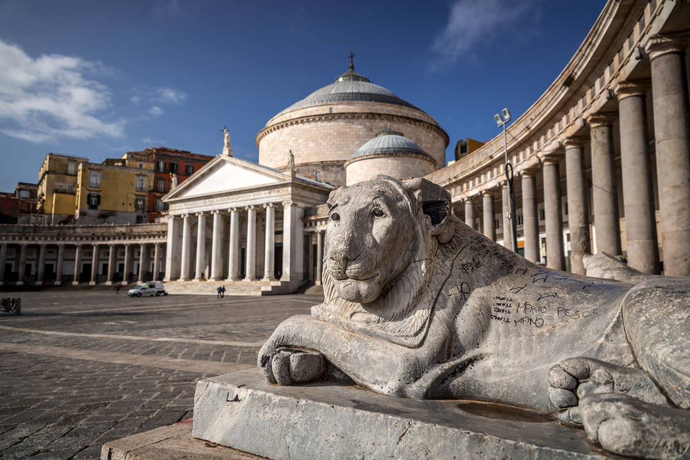 Vivi Napoli in un giorno: arte, storia e sapori unici. Dalla magia di Spaccanapoli al lungomare, scopri il fascino senza tempo della città