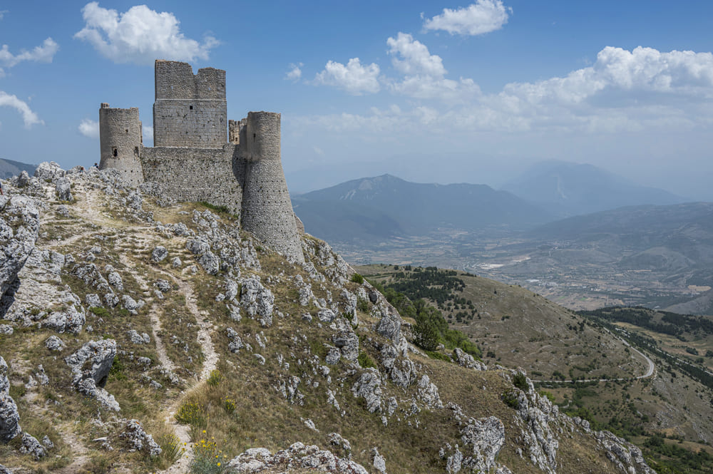 Scopri 5 destinazioni segrete in Italia: borghi incantati, spiagge nascoste e panorami mozzafiato lontano dal turismo di massa