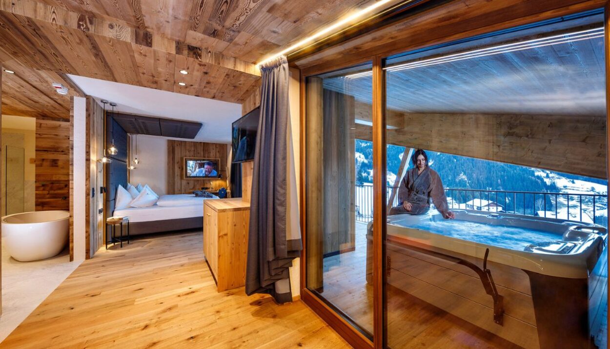 La Suite Argintum del Gassenhof, un rifugio di lusso a Racines con vasca idromassaggio panoramica e dettagli ispirati al gin artigianale.