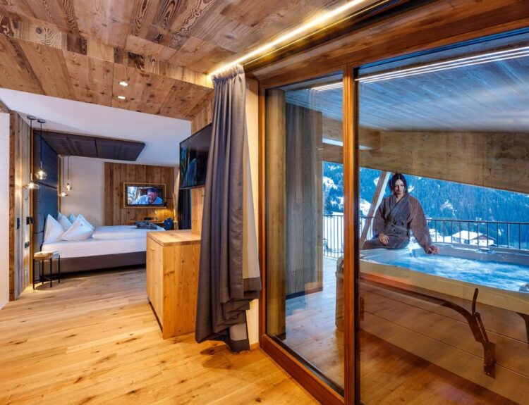 La Suite Argintum del Gassenhof, un rifugio di lusso a Racines con vasca idromassaggio panoramica e dettagli ispirati al gin artigianale.