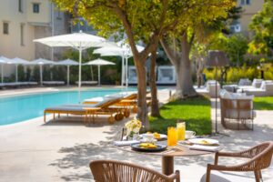 Il 27 marzo riapre l’Hotel Ara Maris a Sorrento con Cora Bistrot, cucina campana d’autore e cooking class firmate dallo chef Alfonso Pepe.