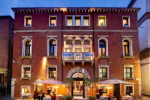 Vivi un long weekend primaverile tra arte e relax con le offerte esclusive di Planetaria Hotels nelle città più affascinanti d'Italia.