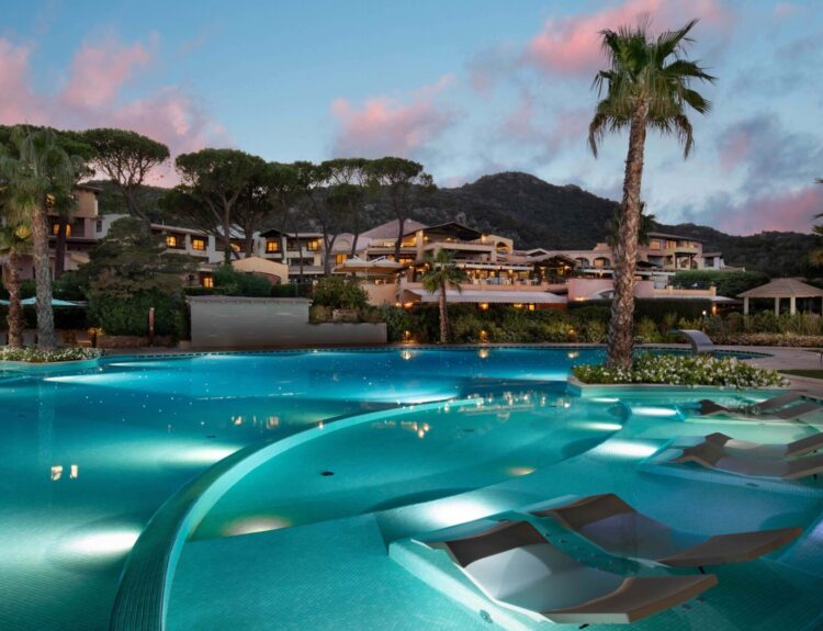 Scopri l’estate 2025 all’Hotel Abi d’Oru: Vespa tour, degustazioni, benessere e tramonti in barca sulla Costa Smeralda.