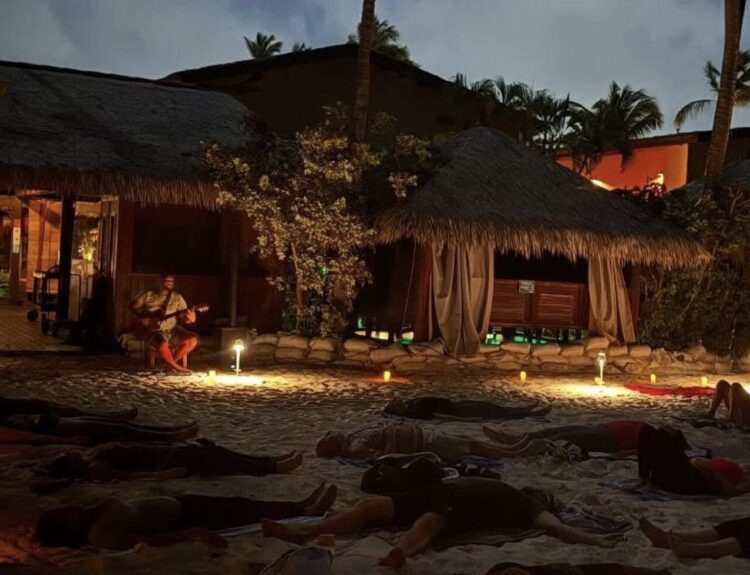 Scopri la magia di Aruba di notte: trekking lunare, yoga in spiaggia, cinema sotto le stelle e locali esclusivi per serate indimenticabili.