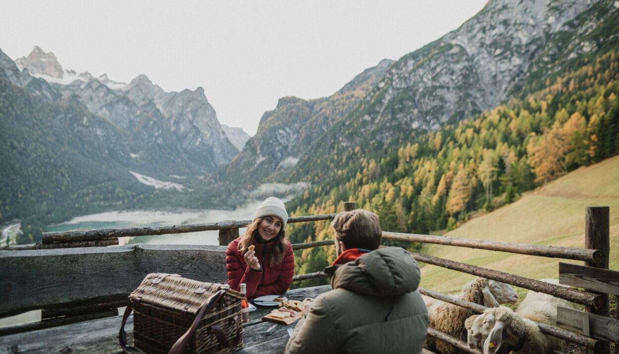 Scopri 3 picnic indimenticabili tra natura, gusto e relax. Vivi momenti magici in location da sogno in Campania e sulle Dolomiti!