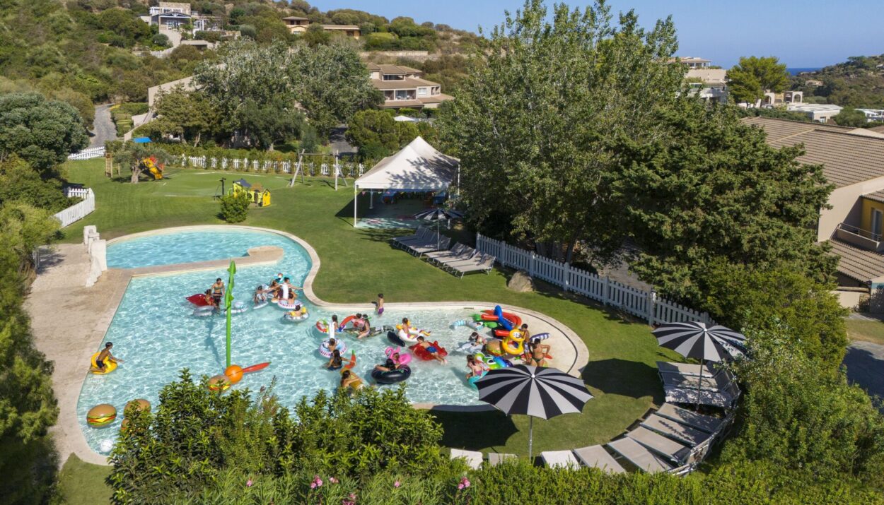 Vivi la Pasqua 2025 in Sardegna con il pacchetto esclusivo del Chia Laguna: mare, tradizione e offerte imperdibili per ogni viaggiatore.