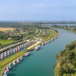 Marina Azzurra Resort riapre: il glamping galleggiante sul Tagliamento per un soggiorno unico tra natura, acqua e relax.