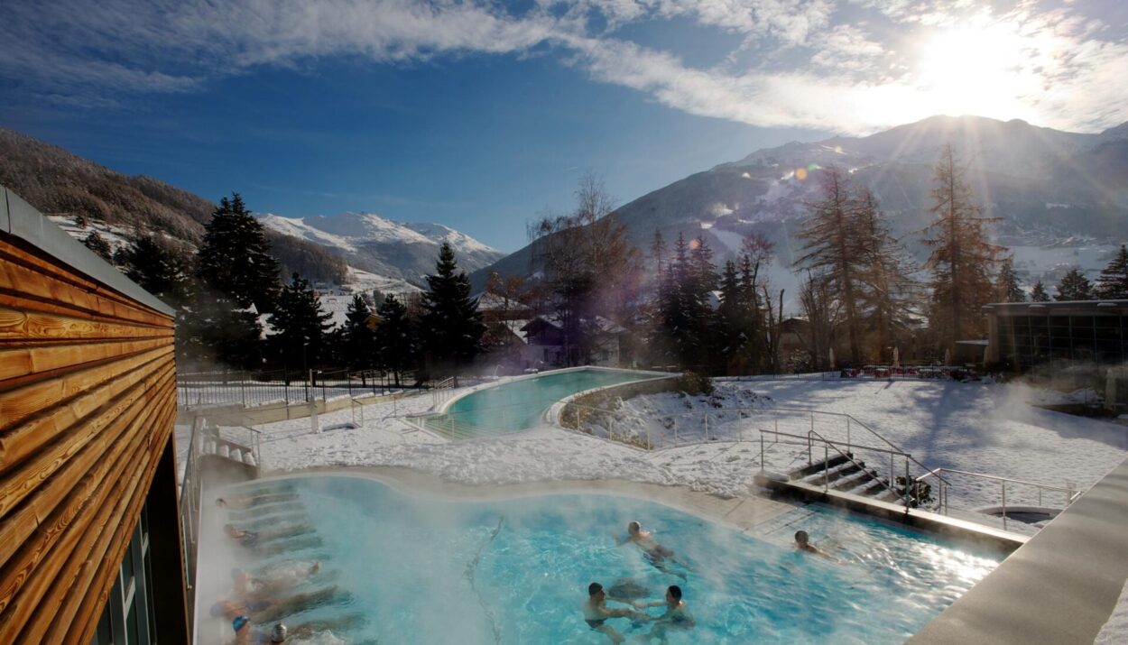 Rituali di benessere tra le montagne della Valtellina per preparare la pelle all’estate con terme, erbe alpine e trattamenti naturali.