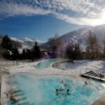 Rituali di benessere tra le montagne della Valtellina per preparare la pelle all’estate con terme, erbe alpine e trattamenti naturali.