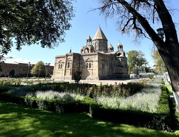 Vivi la Pasqua 2025 in Armenia tra spiritualità, cultura e sapori unici. Scopri Zatik e lasciati incantare da un’esperienza autentica.
