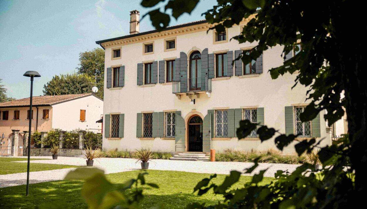Evento yoga e mindfulness l’8 giugno a Villa Ormaneto: natura, forest bathing e cena gourmet per rigenerare corpo e mente.