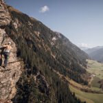 Rafting, arrampicata e parapendio nelle valli, poi relax di lusso tra spa, natura e cucina gourmet per l'estate al Tenne Lodges & Chalets.