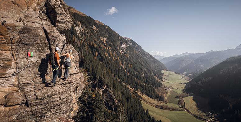 Rafting, arrampicata e parapendio nelle valli, poi relax di lusso tra spa, natura e cucina gourmet per l'estate al Tenne Lodges & Chalets.