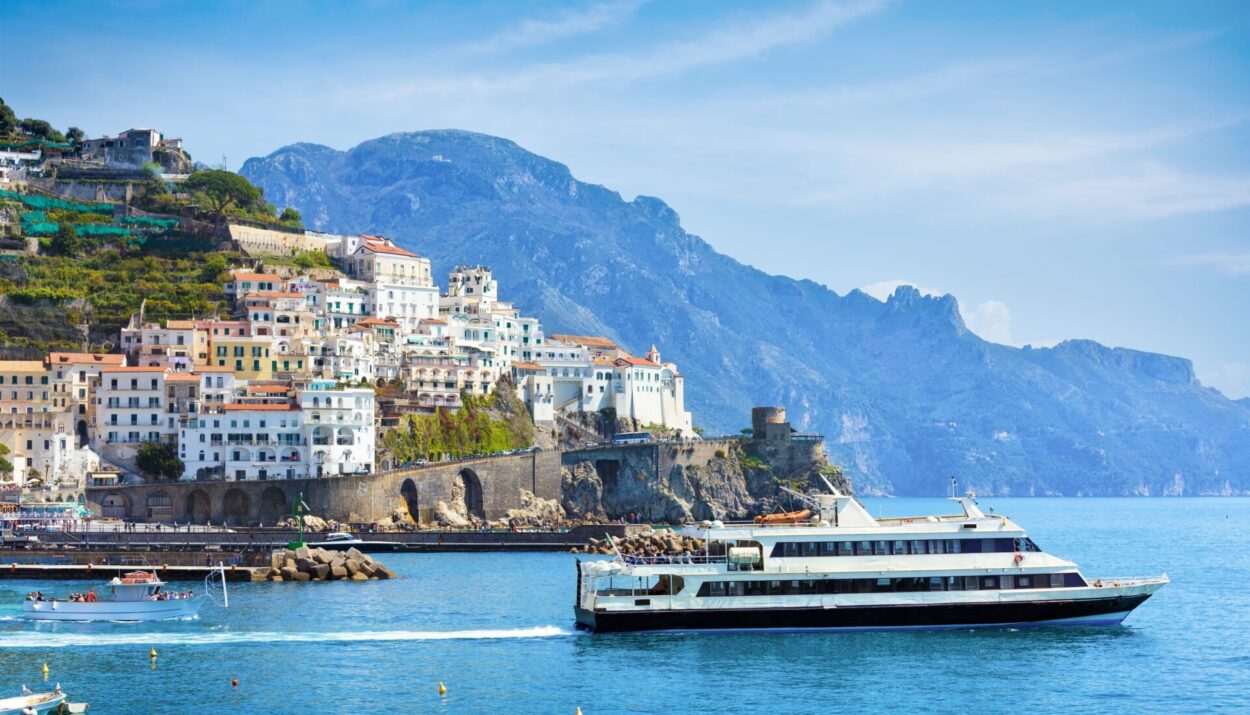 Scopri le 6 isole più belle da raggiungere in traghetto nel 2025, prenota ora su Omio e vivi una vacanza libera e indimenticabile.