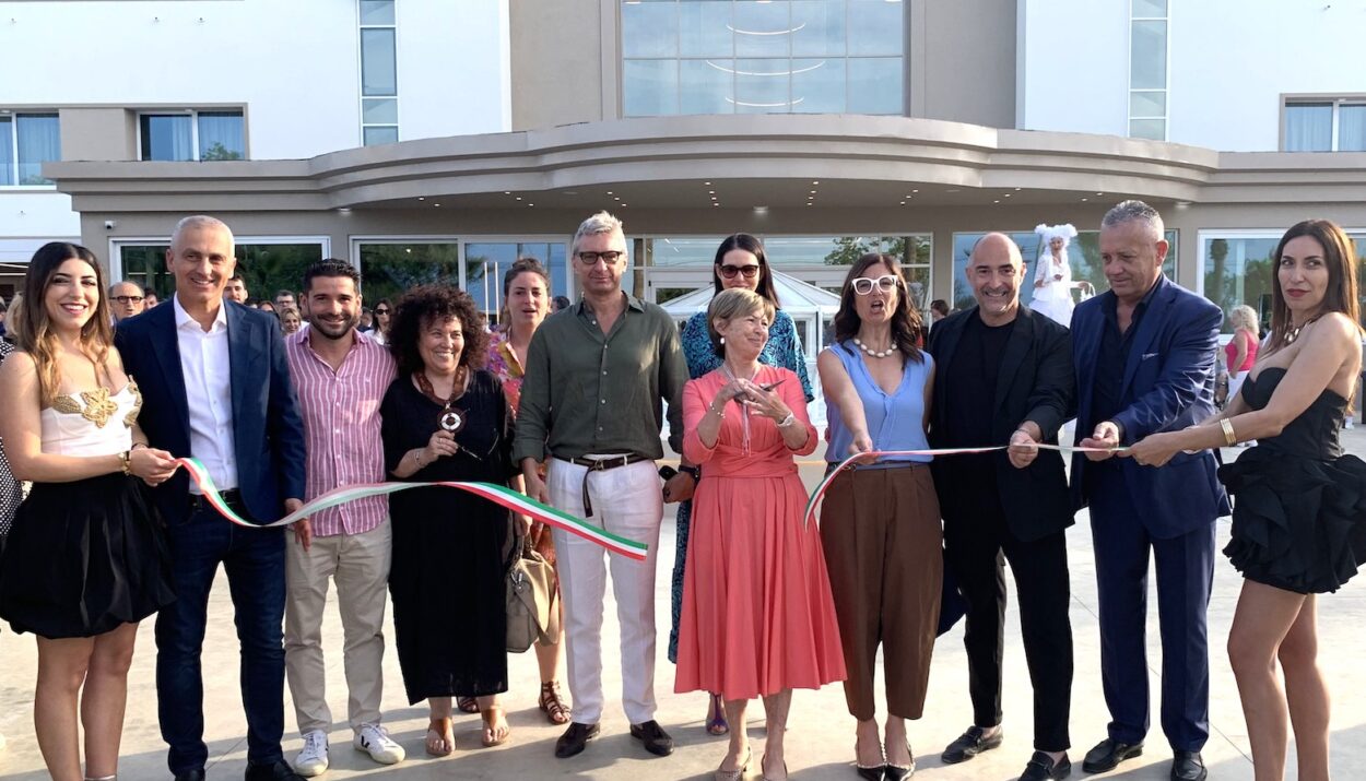 Scopri il nuovo hotel family-friendly a Riccione: all inclusive, giochi, piscine e spiaggia privata. Prenota ora la tua vacanza!