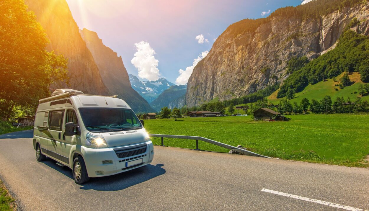 5 itinerari in camper tra santuari, natura e borghi. Vivi un viaggio autentico tra fede, bellezza e libertà. Parti ora!