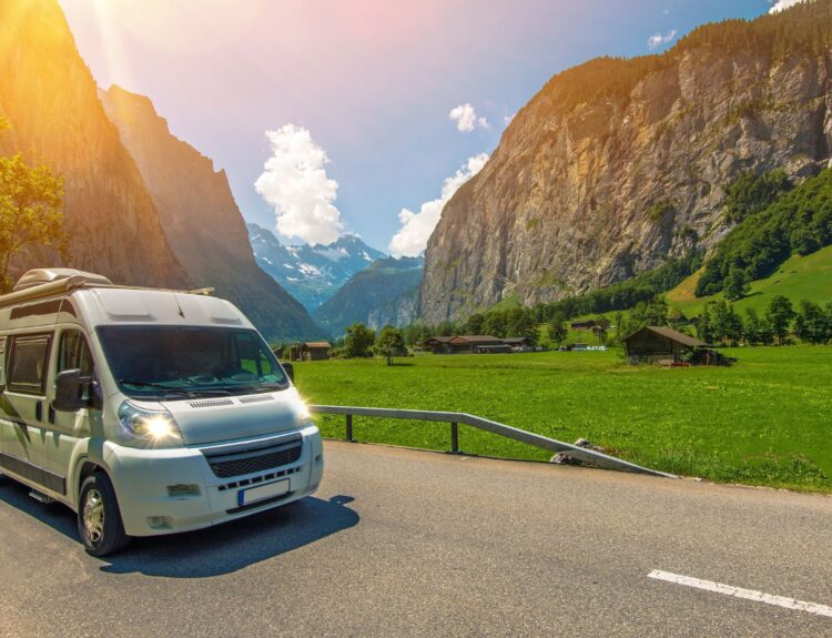 5 itinerari in camper tra santuari, natura e borghi. Vivi un viaggio autentico tra fede, bellezza e libertà. Parti ora!