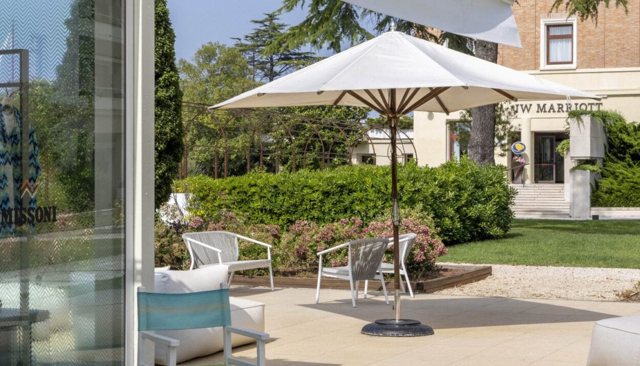 Moda e lusso al JW Marriott Venice Resort con il pop-up Missoni: beachwear esclusivo e stile iconico sull’Isola delle Rose fino a settembre.