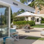 Moda e lusso al JW Marriott Venice Resort con il pop-up Missoni: beachwear esclusivo e stile iconico sull’Isola delle Rose fino a settembre.