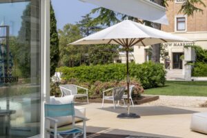Moda e lusso al JW Marriott Venice Resort con il pop-up Missoni: beachwear esclusivo e stile iconico sull’Isola delle Rose fino a settembre.
