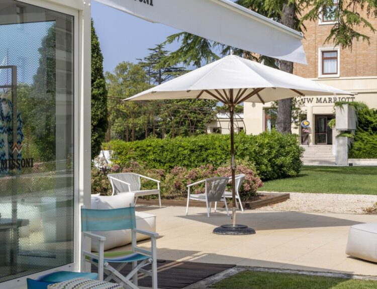 Moda e lusso al JW Marriott Venice Resort con il pop-up Missoni: beachwear esclusivo e stile iconico sull’Isola delle Rose fino a settembre.