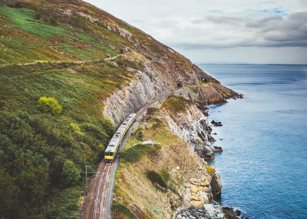 Scopri l’Irlanda in treno: paesaggi mozzafiato, città d’arte e borghi marittimi. Un viaggio slow, ecologico e rilassante da Dublino a Belfast