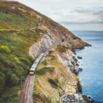 Scopri l’Irlanda in treno: paesaggi mozzafiato, città d’arte e borghi marittimi. Un viaggio slow, ecologico e rilassante da Dublino a Belfast