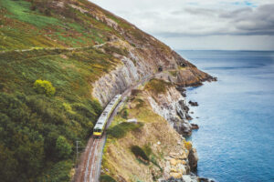 Scopri l’Irlanda in treno: paesaggi mozzafiato, città d’arte e borghi marittimi. Un viaggio slow, ecologico e rilassante da Dublino a Belfast