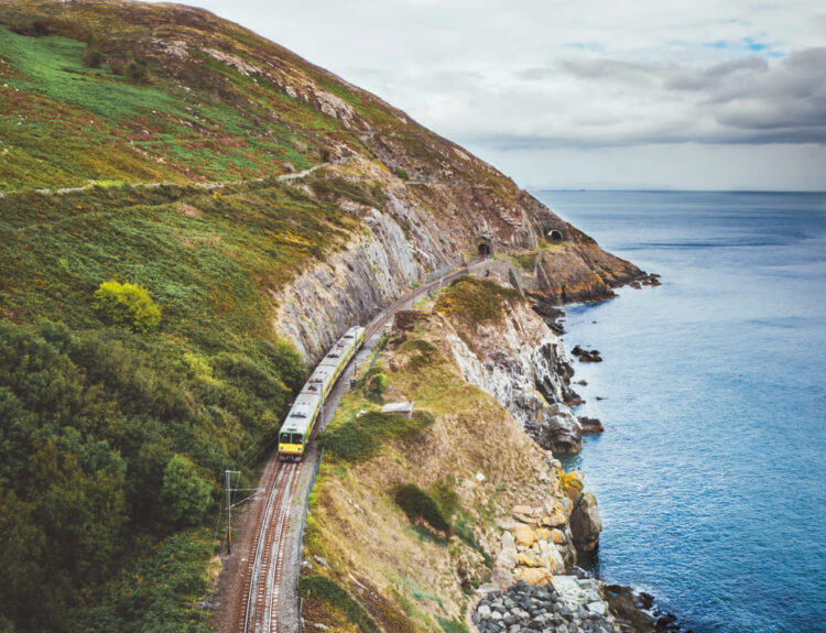 Scopri l’Irlanda in treno: paesaggi mozzafiato, città d’arte e borghi marittimi. Un viaggio slow, ecologico e rilassante da Dublino a Belfast