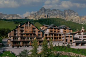 Aman Rosa Alpina, hotel di lusso nelle Dolomiti con spa, cucina gourmet e comfort su misura. Esperienza esclusiva tra eleganza e natura.