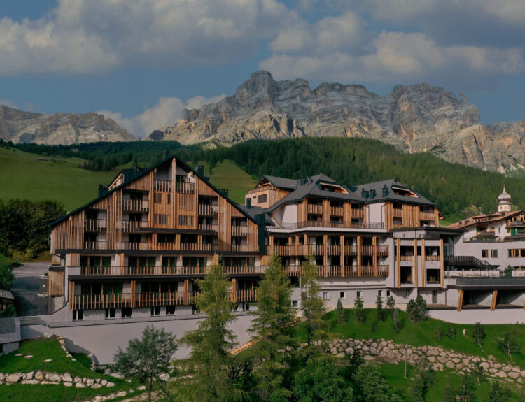 Aman Rosa Alpina, hotel di lusso nelle Dolomiti con spa, cucina gourmet e comfort su misura. Esperienza esclusiva tra eleganza e natura.