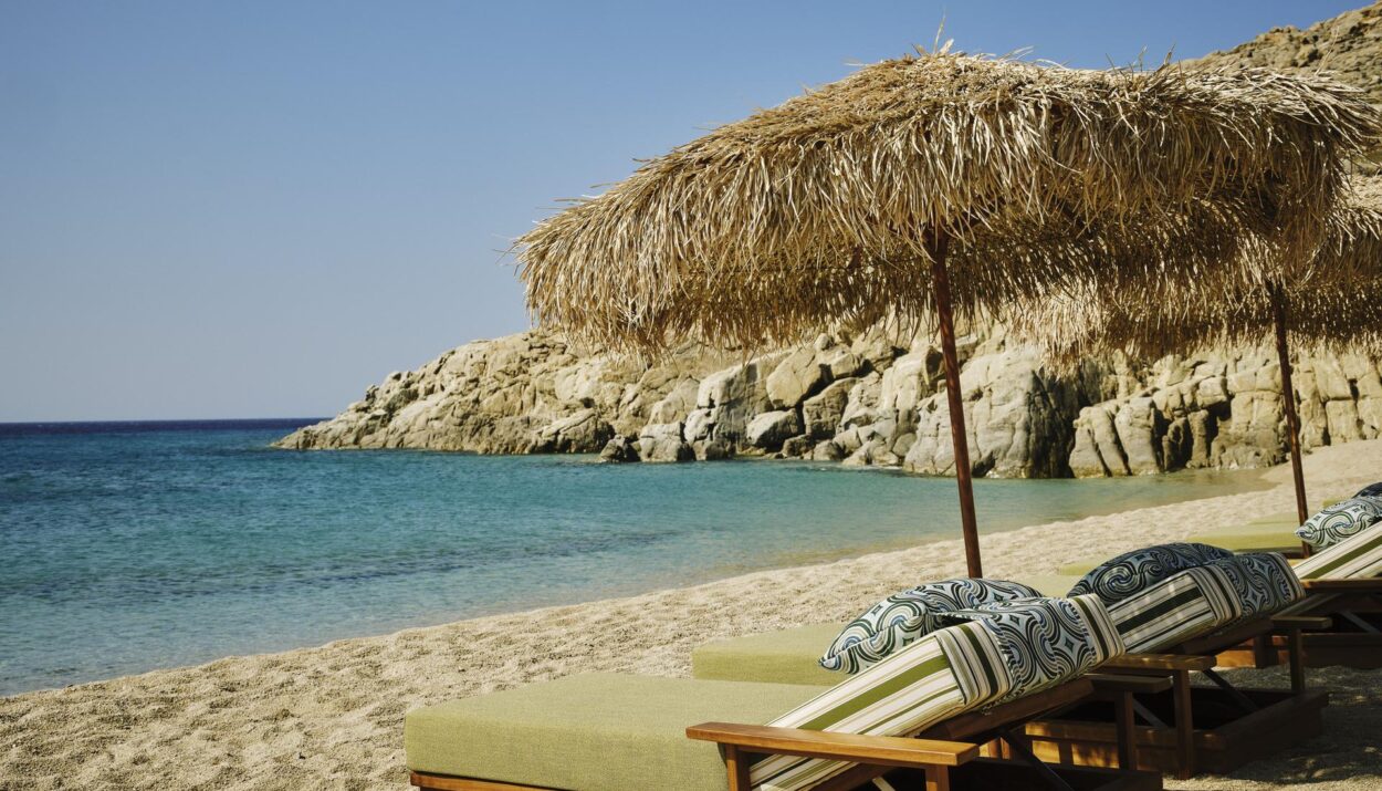 Resort Sunrise Relais & Châteaux sulla spiaggia di Agrari a Mykonos tra natura, benessere olistico e cucina greca autentica