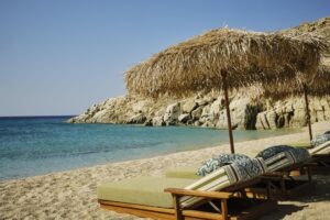 Resort Sunrise Relais & Châteaux sulla spiaggia di Agrari a Mykonos tra natura, benessere olistico e cucina greca autentica