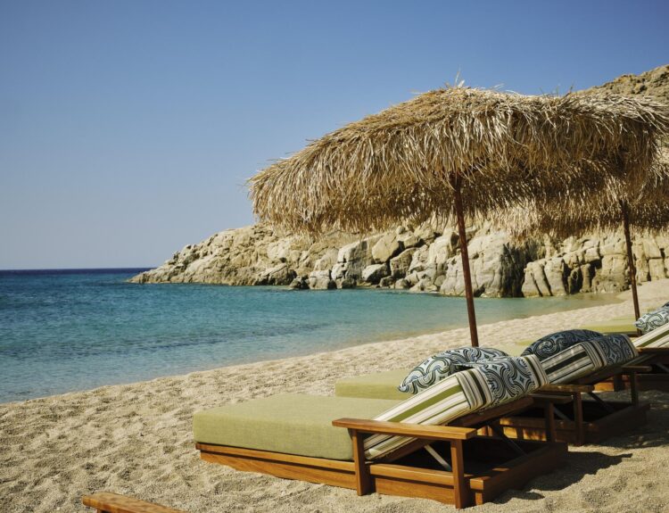 Resort Sunrise Relais & Châteaux sulla spiaggia di Agrari a Mykonos tra natura, benessere olistico e cucina greca autentica