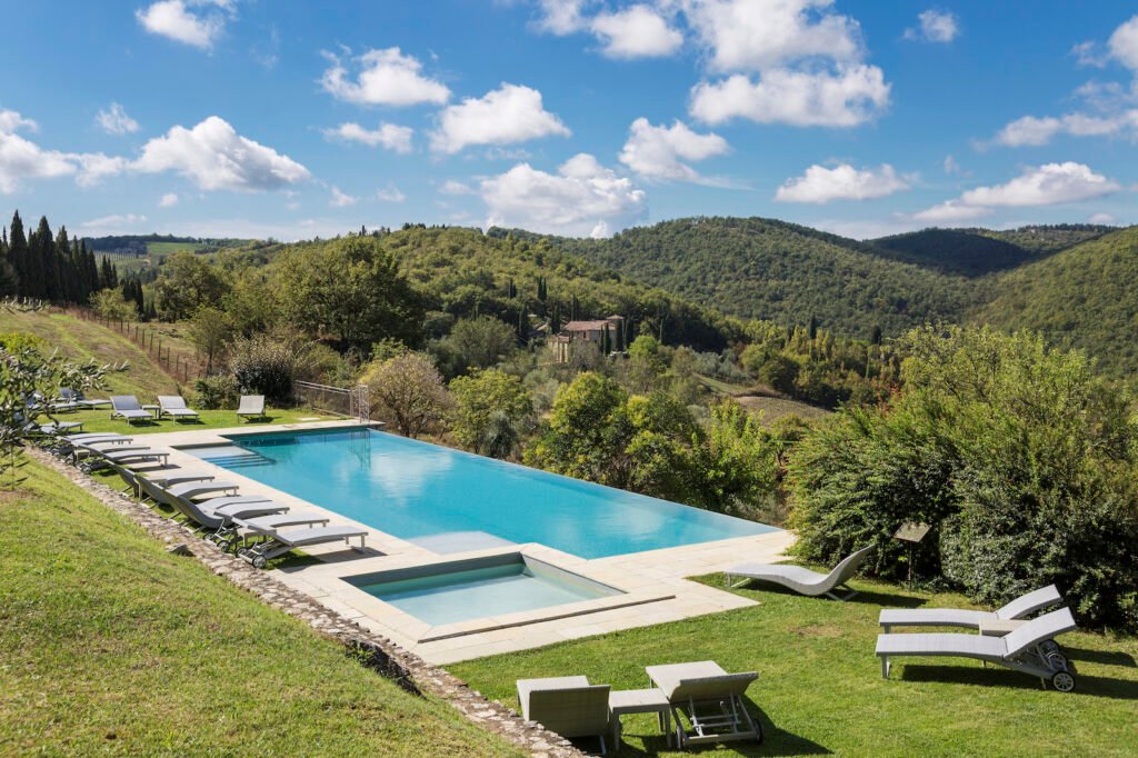 Con Carattere Toscano Hotels & Resorts scopri la Toscana autentica: paesaggi mozzafiato, ospitalità sincera e sapori indimenticabili.